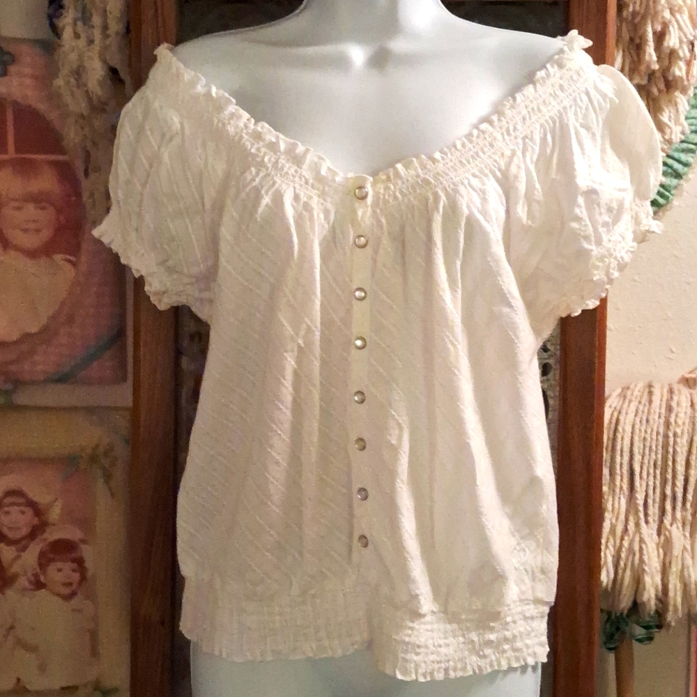Vintage 80's,Adorable,White,Off-Shoulder, Top with Pearl Snaps/Ruffled Neck🦋🦋